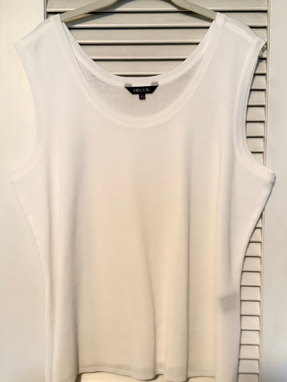 Misook White Scoop Neck Sleeveless Tank